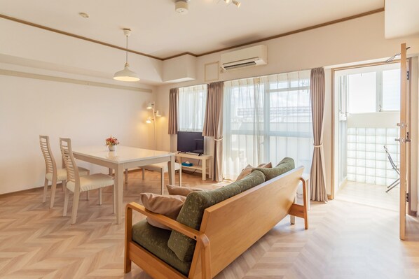 Apartament familiar, 3 dormitoris | Sala d'estar | Televisor de pantalla plana de 32 polzades amb canals digitals 