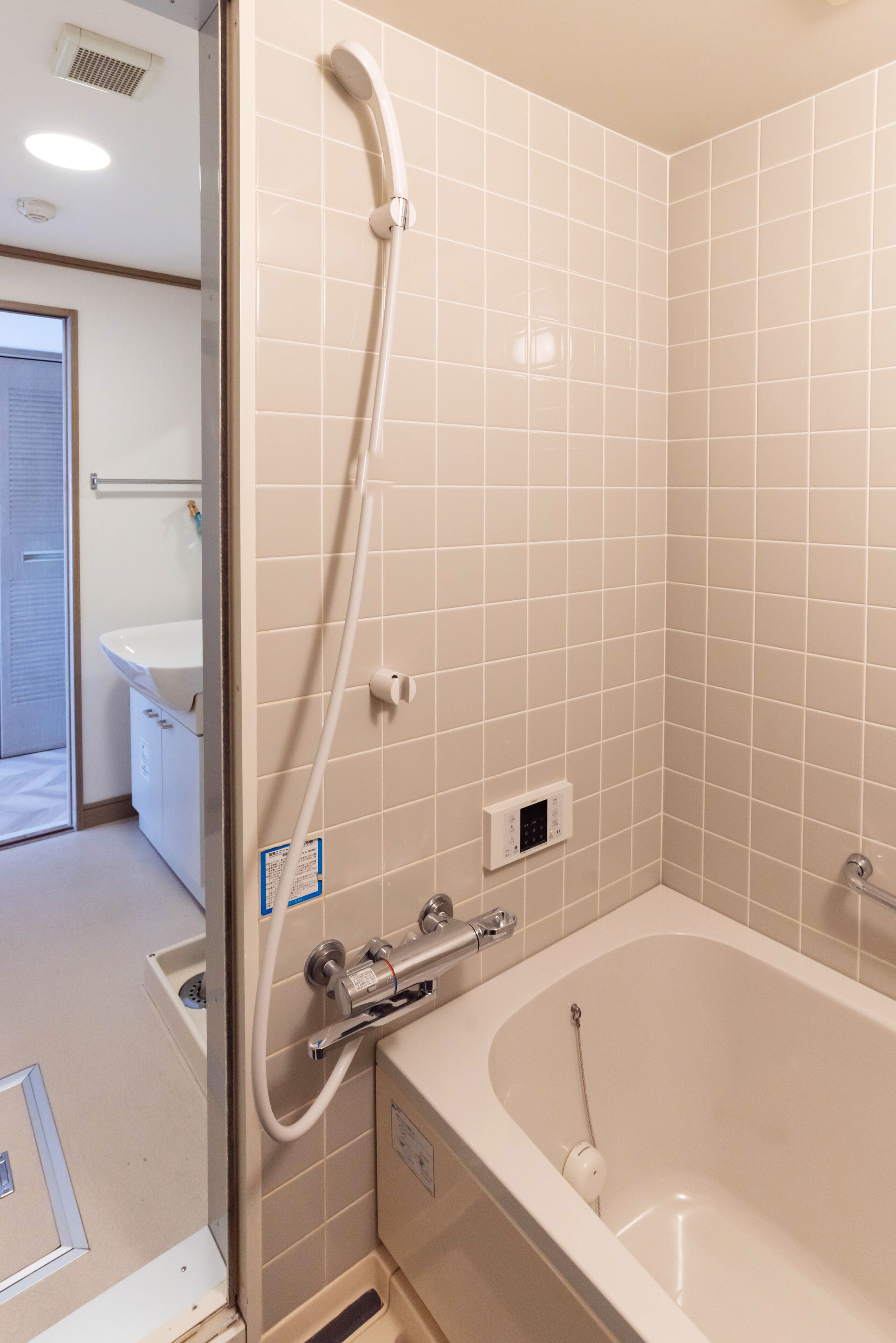 Un baño moderno con bañera, ducha y retrete.
