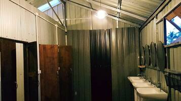 Doccia, set di cortesia gratuito, asciugacapelli, asciugamani