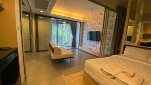 ห้องดีลักซ์ | โต๊ะทำงาน, ผ้าม่านกันแสง, ห้องเก็บเสียง, เตารีด/โต๊ะรีดผ้า