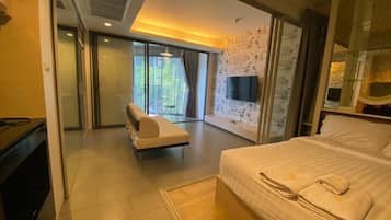 Deluxe Room | Desk, blackout curtains, soundproofing, iron/ironing board