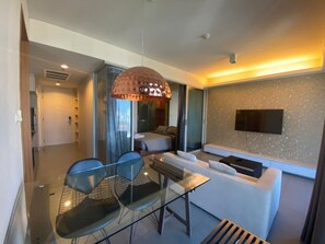 Firemannsrom – deluxe | Skrivebord, blendingsgardiner, lydisolert og strykejern/-brett