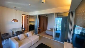 Habitación cuádruple Deluxe | Escritorio, cortinas blackout y insonorización