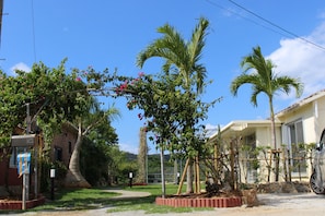 Vista frontal de la propiedad