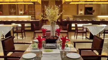 供应早餐、午餐和晚餐,中国菜