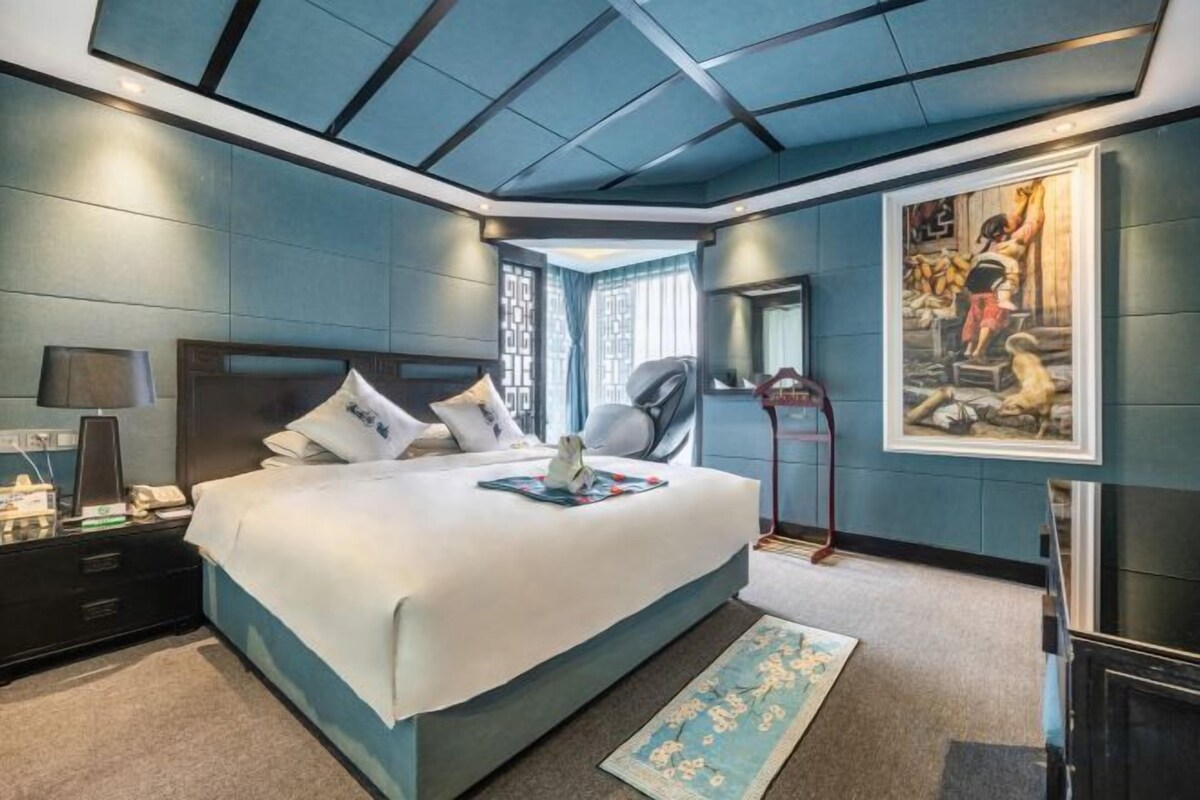 Un dormitorio moderno con una cama grande, un escritorio y una silla.