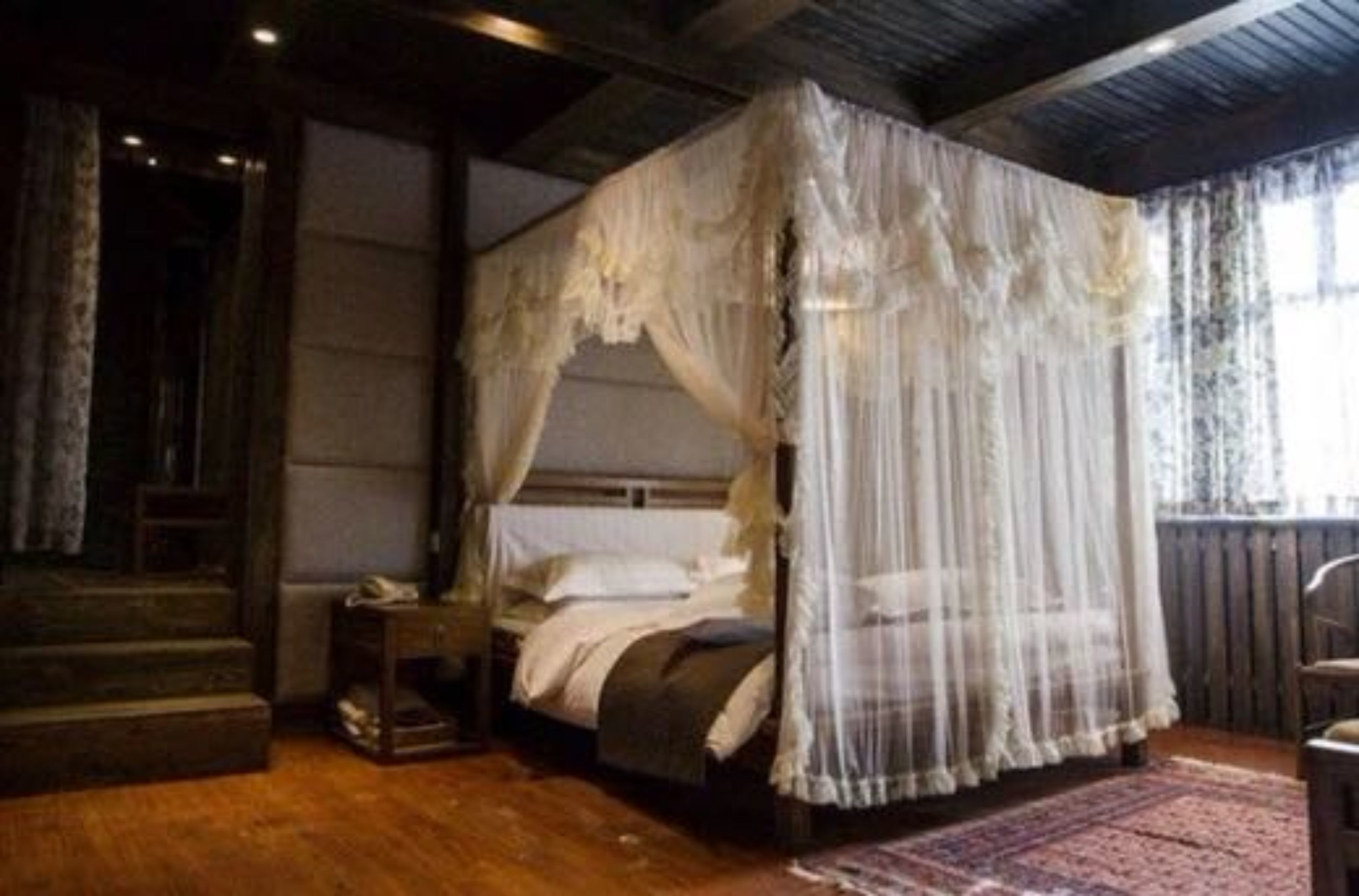 deluxe suite with mountain view | minibar, in-room safe, desk, blackout curtains