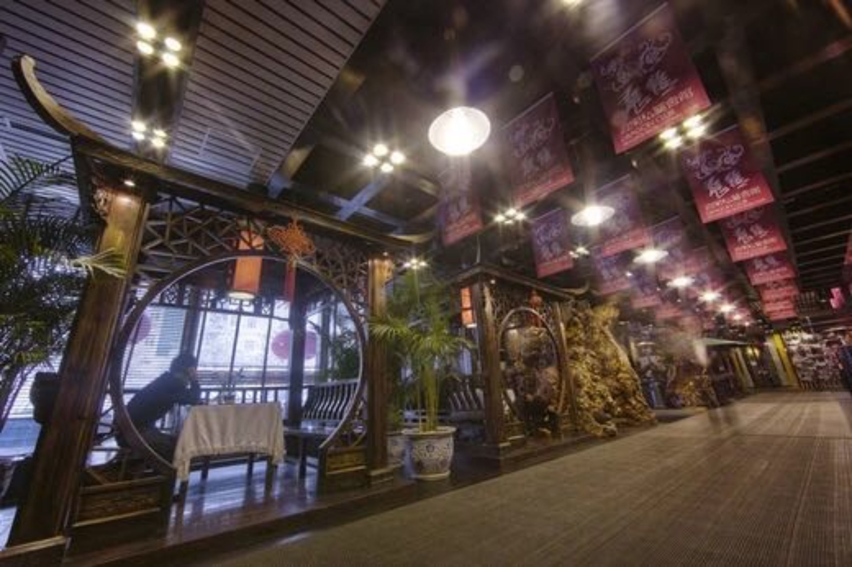 2 restaurants, breakfast, lunch, dinner served; chinese cuisine