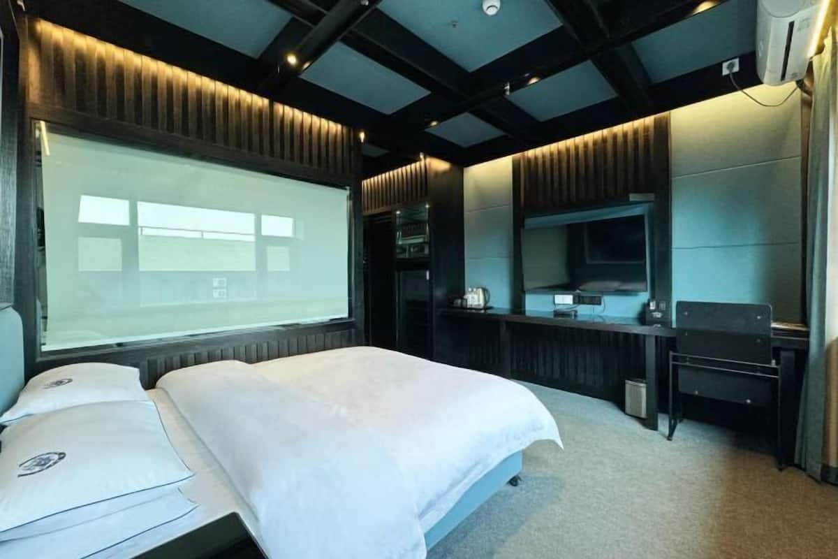 Minibar, in-room safe, desk, blackout curtains