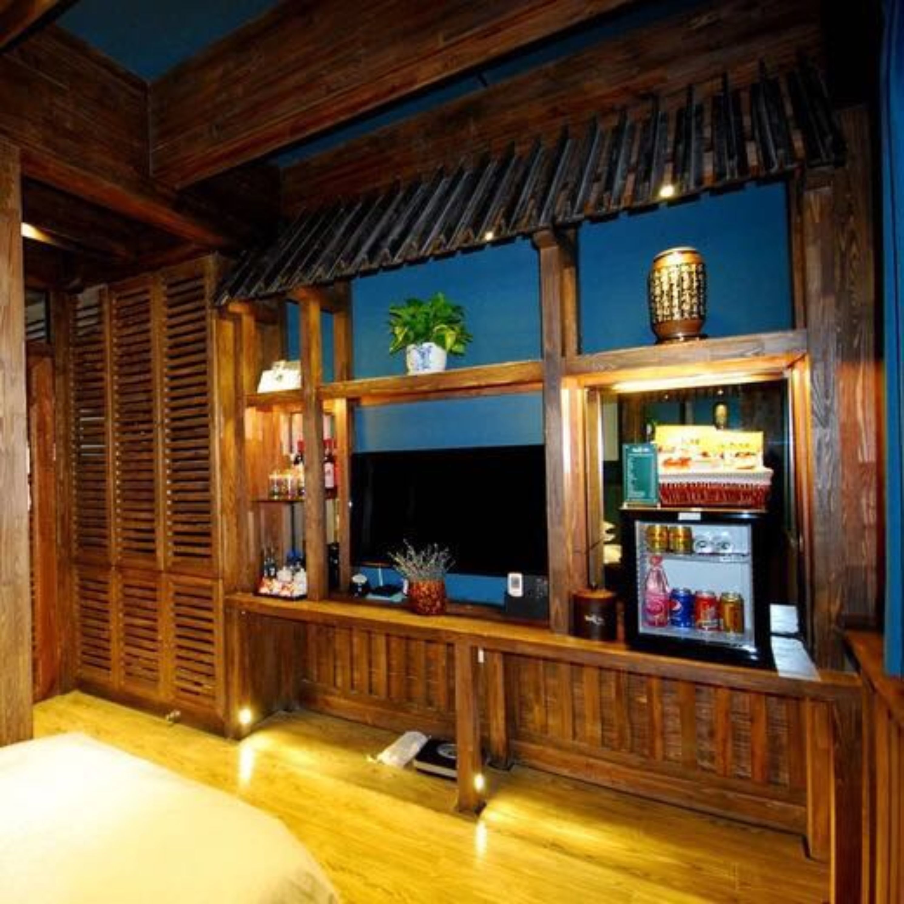 2 restaurants, breakfast, lunch, dinner served; chinese cuisine