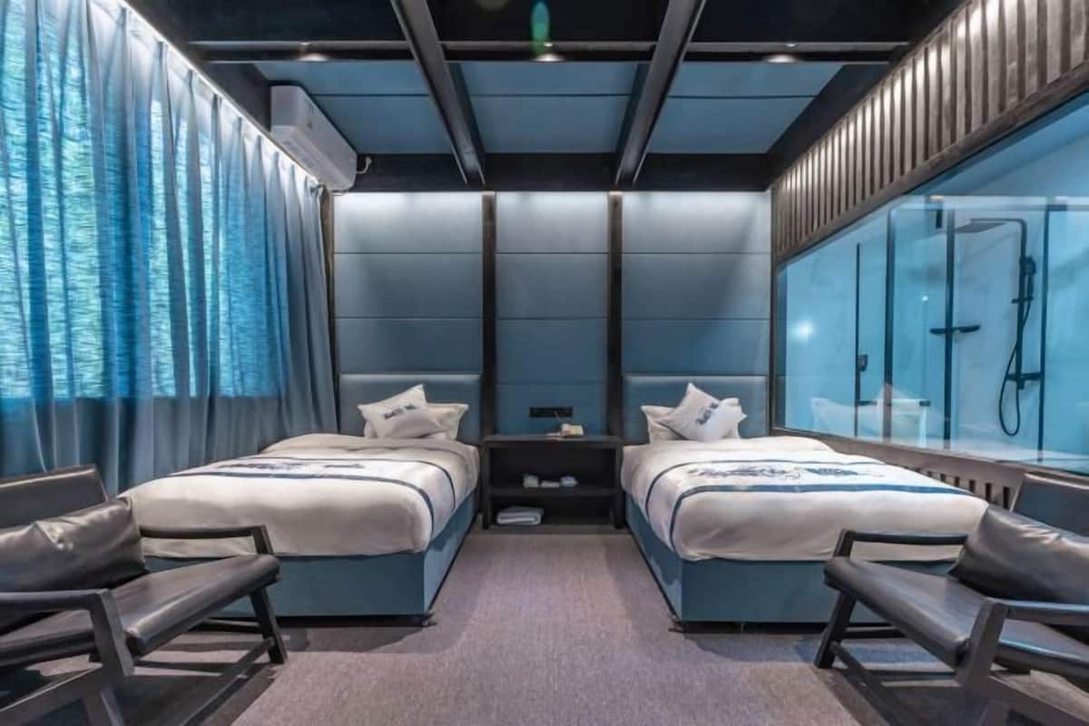 Minibar, in-room safe, desk, blackout curtains