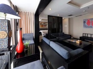 Deluxe Suite with Mountain View | Minibar, in-room safe, desk, blackout curtains - Yema Silk Road Inn (Ürümqi)