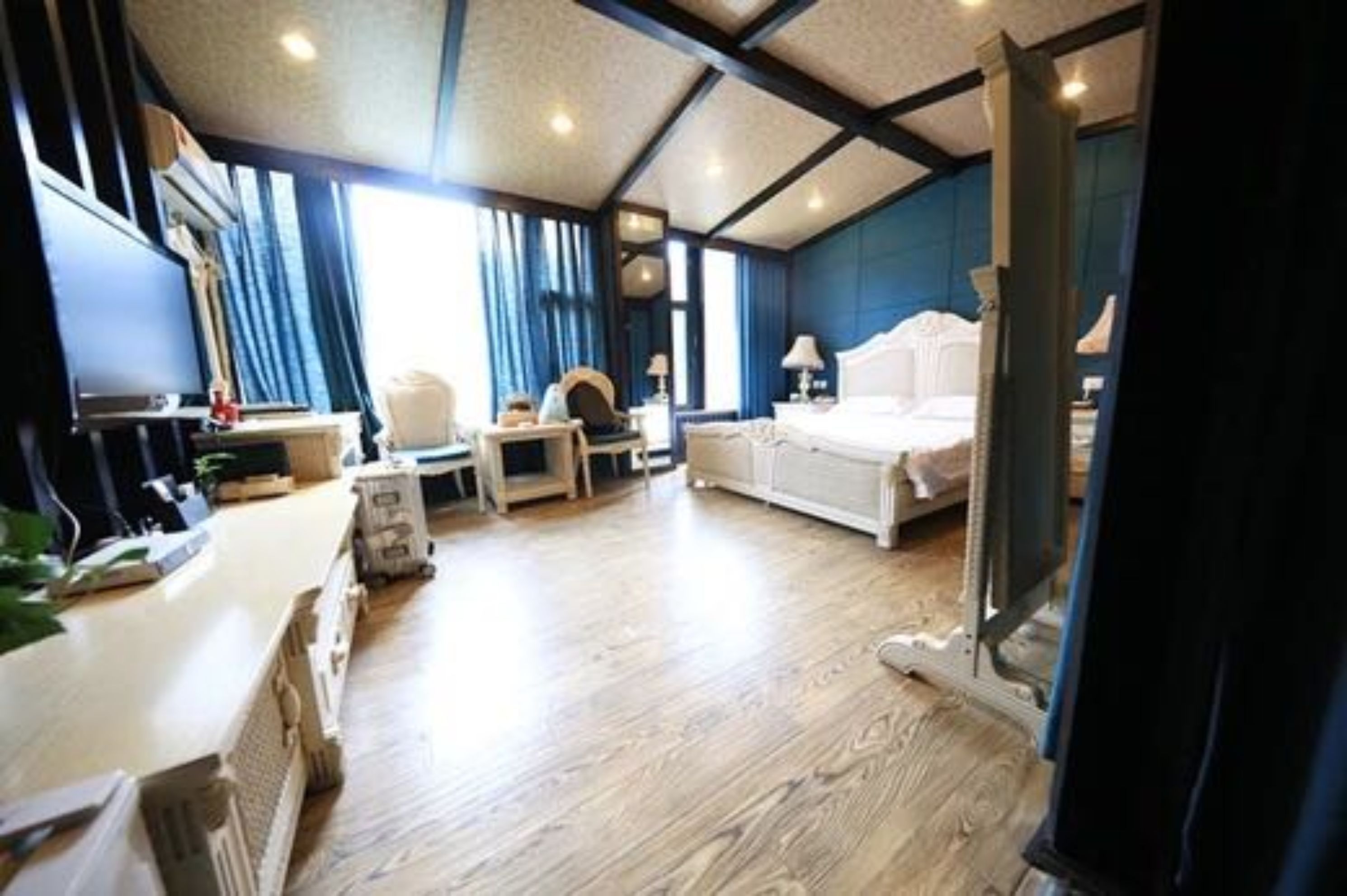 deluxe suite with mountain view | minibar, in-room safe, desk, blackout curtains