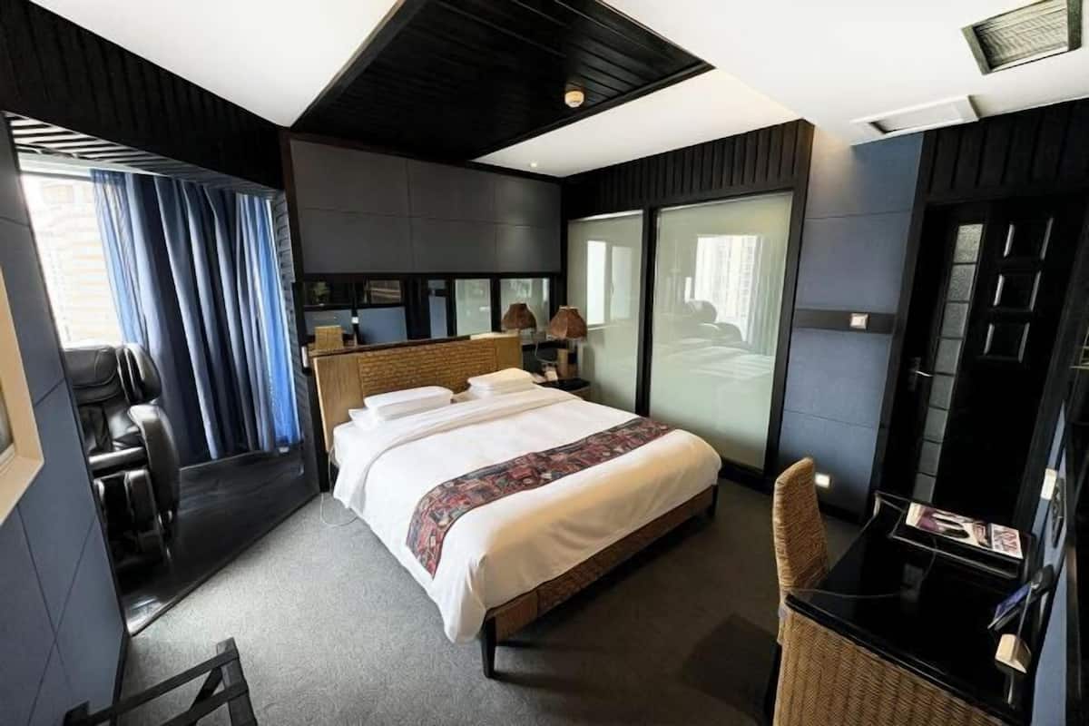 Minibar, in-room safe, desk, blackout drapes