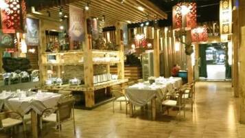 2 restaurantes, se sirven desayunos, comidas, cenas y cocina china