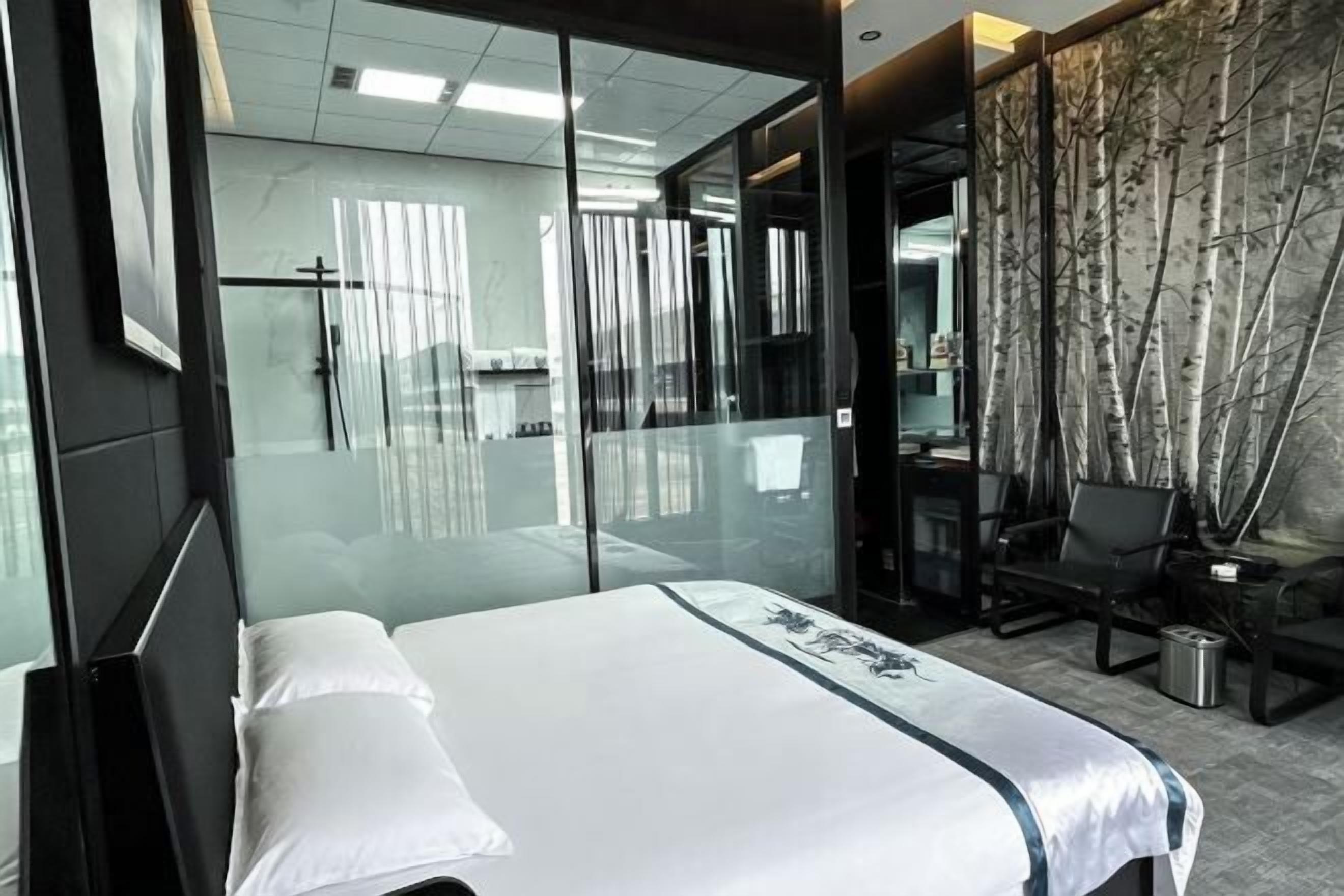 迷你吧、客房内保险箱、办公桌、遮光窗帘