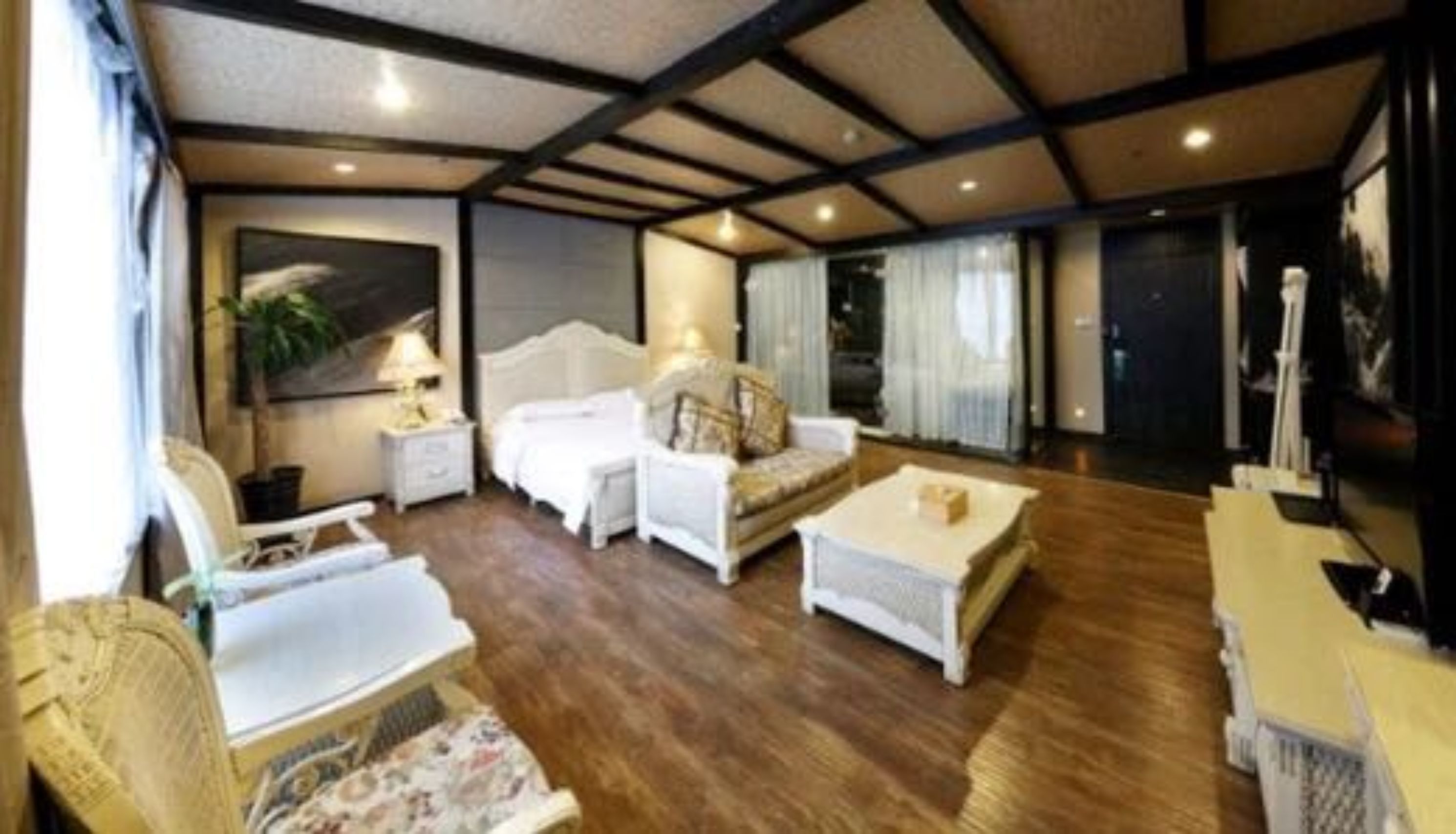 deluxe suite with mountain view | minibar, in-room safe, desk, blackout curtains