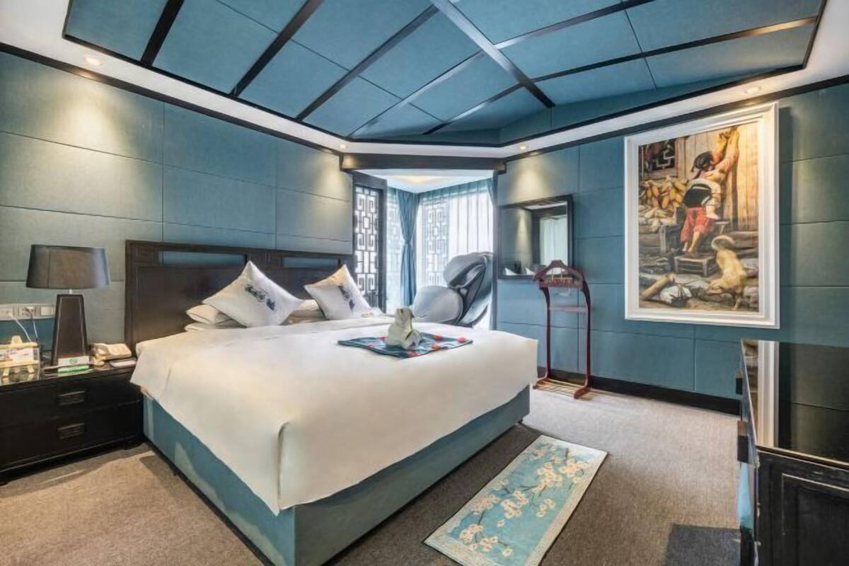 Minibar, in-room safe, desk, blackout curtains