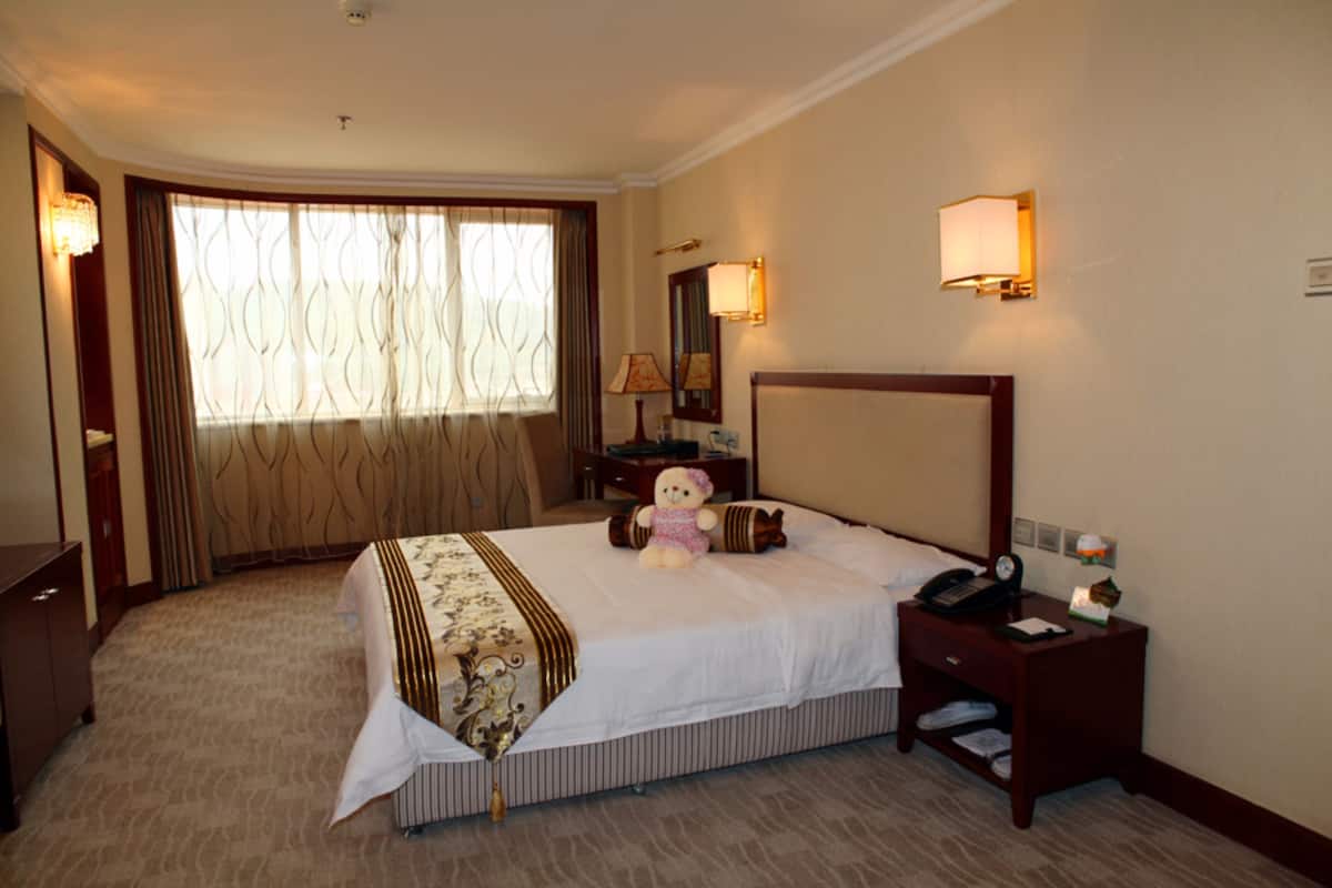 Suite | Minibar, in-room safe, desk, blackout drapes