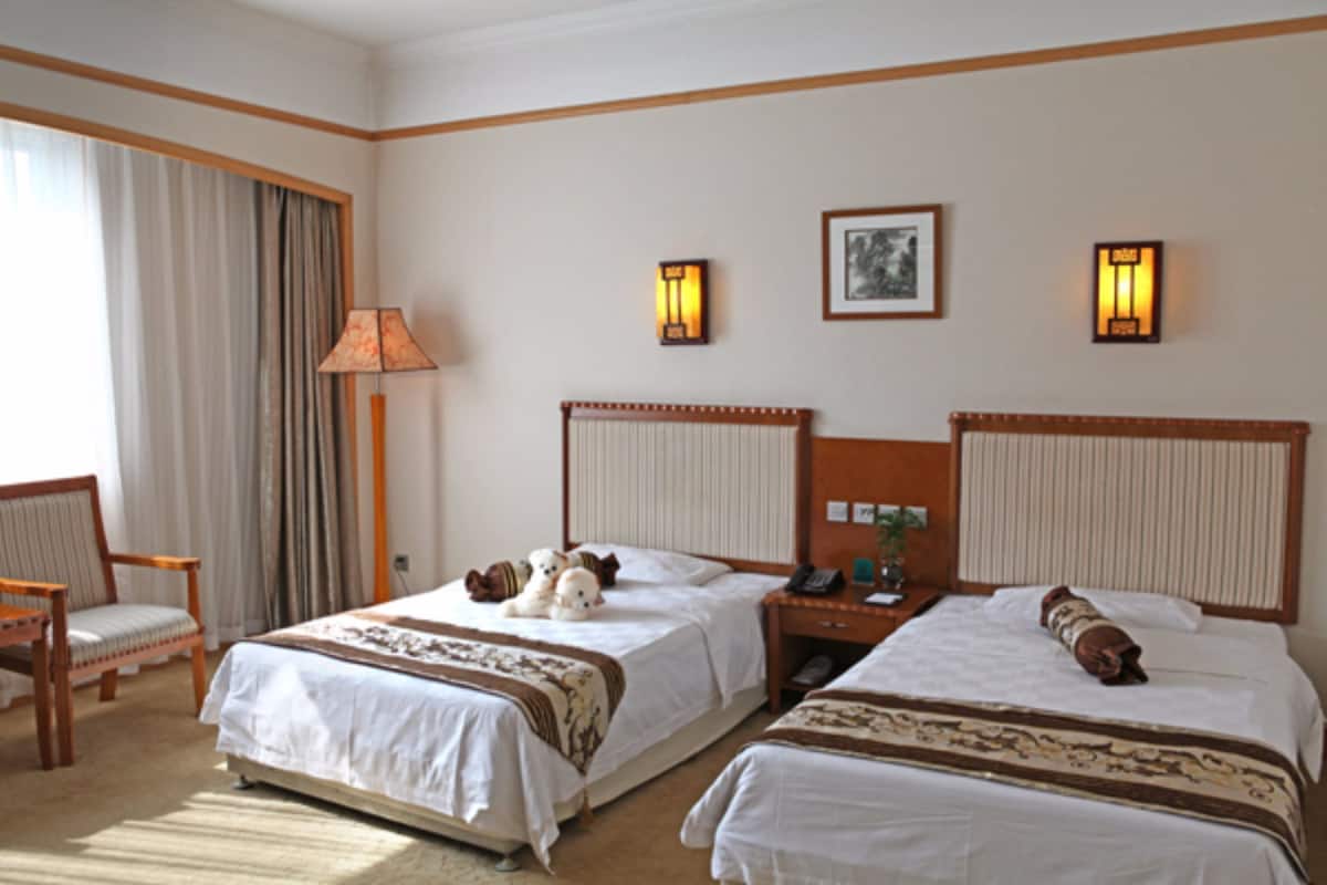 Standard Twin Room | Minibar, in-room safe, desk, blackout drapes