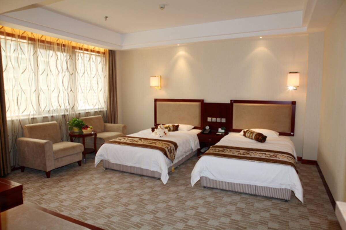 Deluxe Twin Room | Minibar, in-room safe, desk, blackout drapes