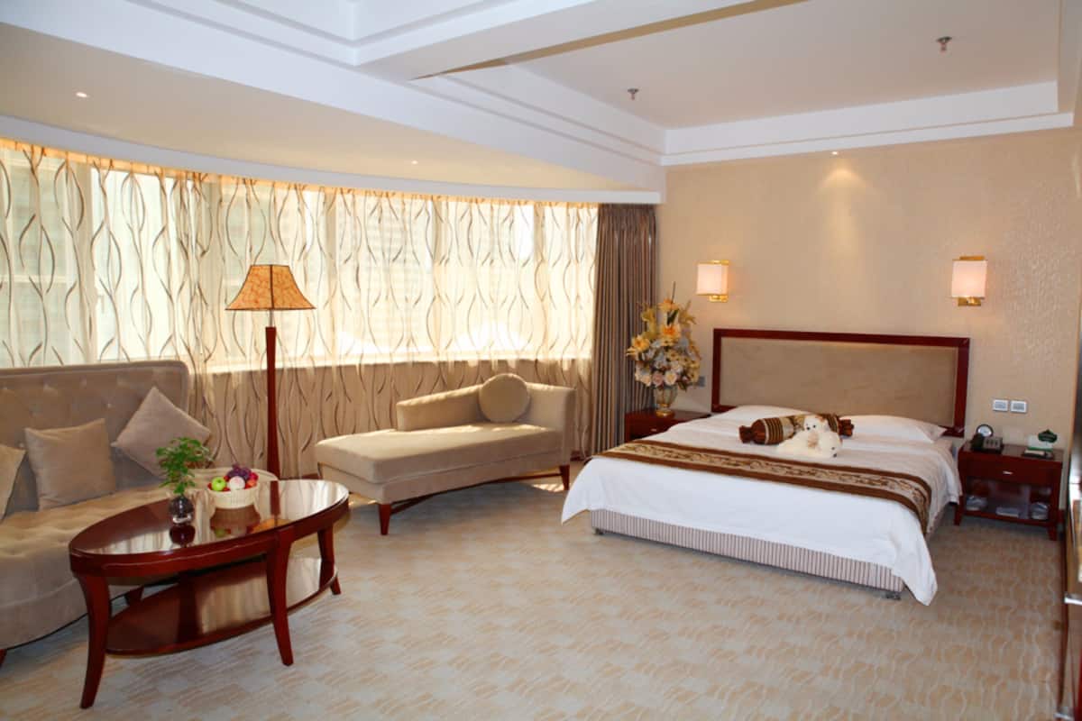 Deluxe Double Room | Minibar, in-room safe, desk, blackout drapes