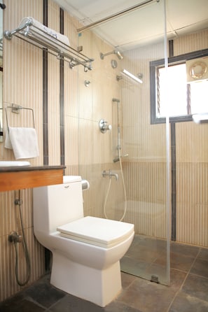 Deluxe Room | Bathroom | Shower, free toiletries, towels