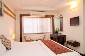 Deluxe Room | 1 bedroom, in-room safe, desk, laptop workspace