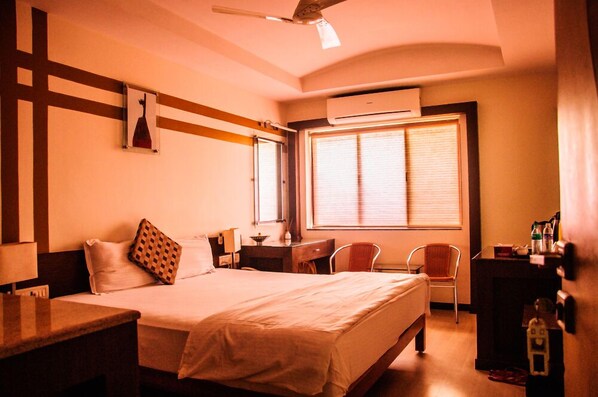 Deluxe Room | 1 bedroom, in-room safe, desk, laptop workspace