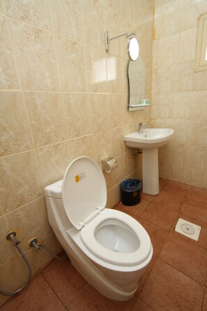Shower, free toiletries, hair dryer, bathrobes - Raoum Inn Serviced Apartments- Khafji Southern (Al Khafji)