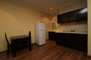 Kylskåp och vattenkokare