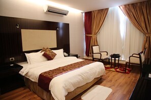 In-room safe, soundproofing, iron/ironing board, free WiFi