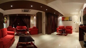 デュープレックス (Apartment) | リビング エリア | 32 インチのLED テレビ (衛星放送視聴可)、テレビ