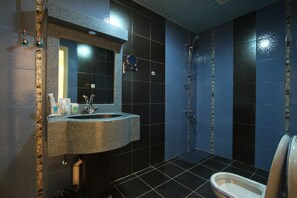 Shower, free toiletries, hair dryer, bathrobes - Raoum Inn Serviced Apartments- Hail (Ha'il)