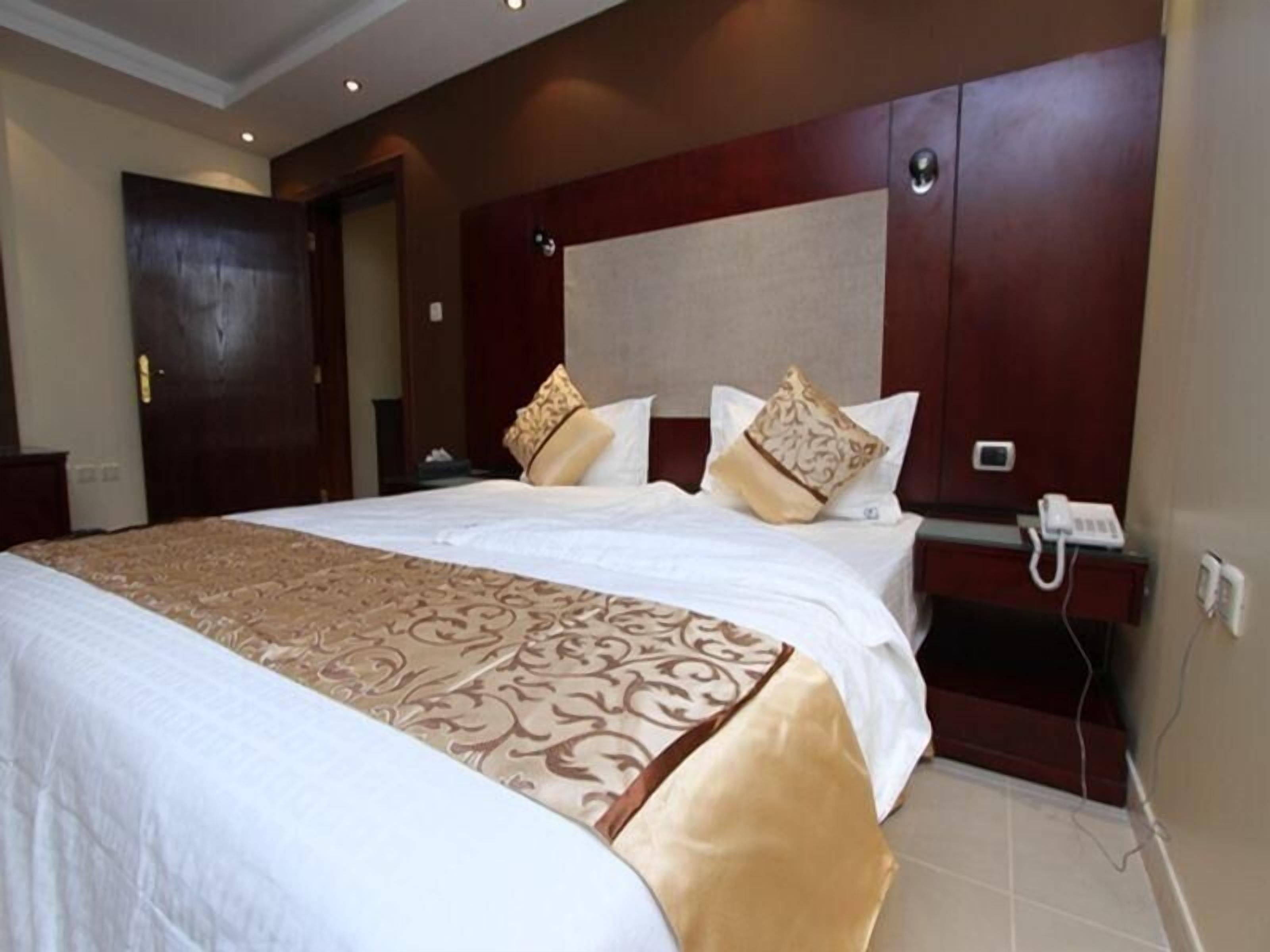 In-room safe, soundproofing, iron/ironing board, free WiFi