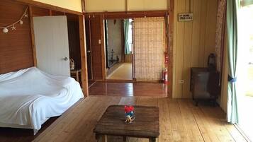 Rumah Tradisional | Area keluarga | TV layar datar dan pemutar DVD