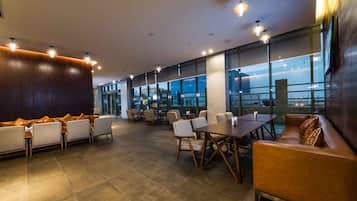 Lobby lounge