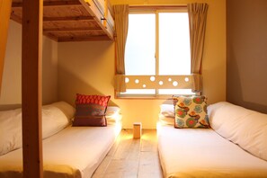 Twin Room with Extra Bed and Shared Show | In-room safe, free WiFi, bed sheets - Tokyo Hikari Guesthouse - Hostel (Tokyo)