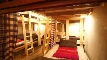 Dortoir Partagé, femmes uniquement | Coffres-forts dans les chambres, Wi-Fi gratuit, draps fournis