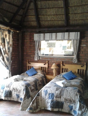 1 bedroom, desk