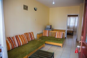 TV - Shumuk Hotel and Apartments (Kampala)