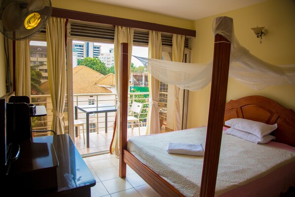 1 Schlafzimmer, hochwertige Bettwaren, Schreibtisch, kostenloses WLAN