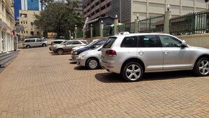 Parking - Shumuk Hotel and Apartments (Kampala)