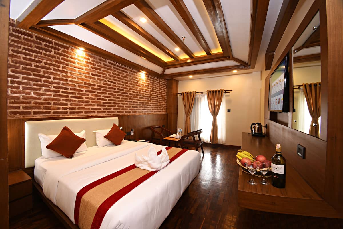 Superior Double Room | Desk, soundproofing, iron/ironing board, free WiFi