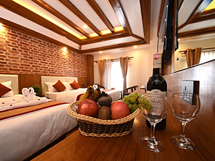 Escritorio, sistema de insonorización, tabla de planchar con plancha