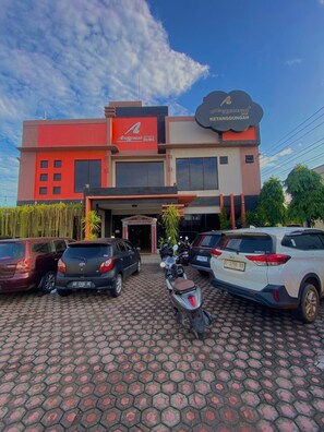 Front of property - Anggraeni Hotel Ketanggungan (Ketanggungan)