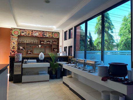 Dining. Anggraeni Hotel Ketanggungan