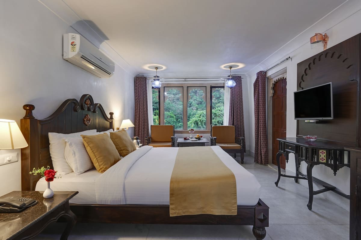 Deluxe Room | 1 bedroom, minibar, iron/ironing board, free WiFi