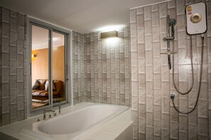 Tina y regadera independientes, amenidades de baño gratuitas, batas 