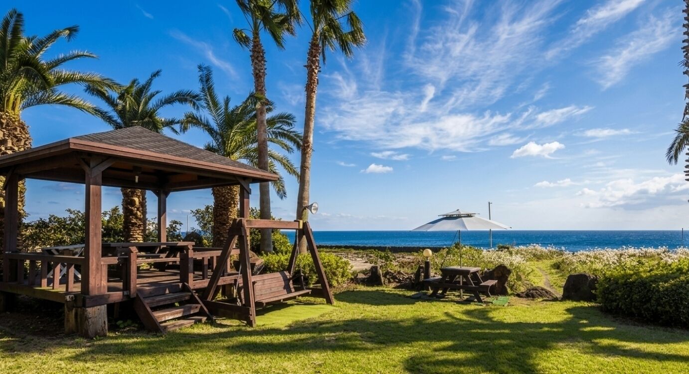 Un belvédère en bois, équipé d’une table et de chaises, qui offre une vue sur une plage sous un ciel dégagé.